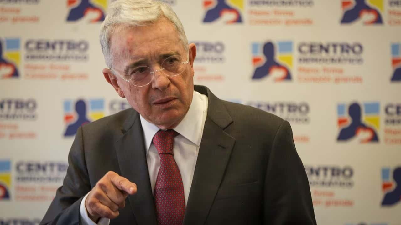 Álvaro Uribe, expresidente de Colombia querellado ante la Justicia argentina.