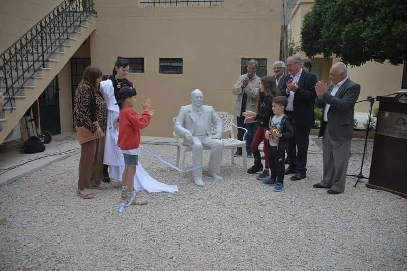 La escultura de Juan Carlos Pugliese ya ocupa su lugar en el Paseo de las Personalidades del Bicentenario.