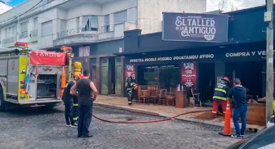 Dos dotaciones de Bomberos tuvieron que actuar en incendio de una mueblería ubicada en Rodríguez al 900