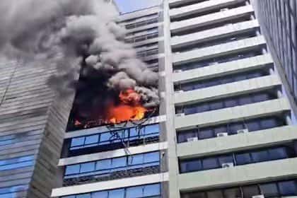 Incendio en edificio lindero a la Secretaría de Trabajo: al menos trece personas fueron asistidas