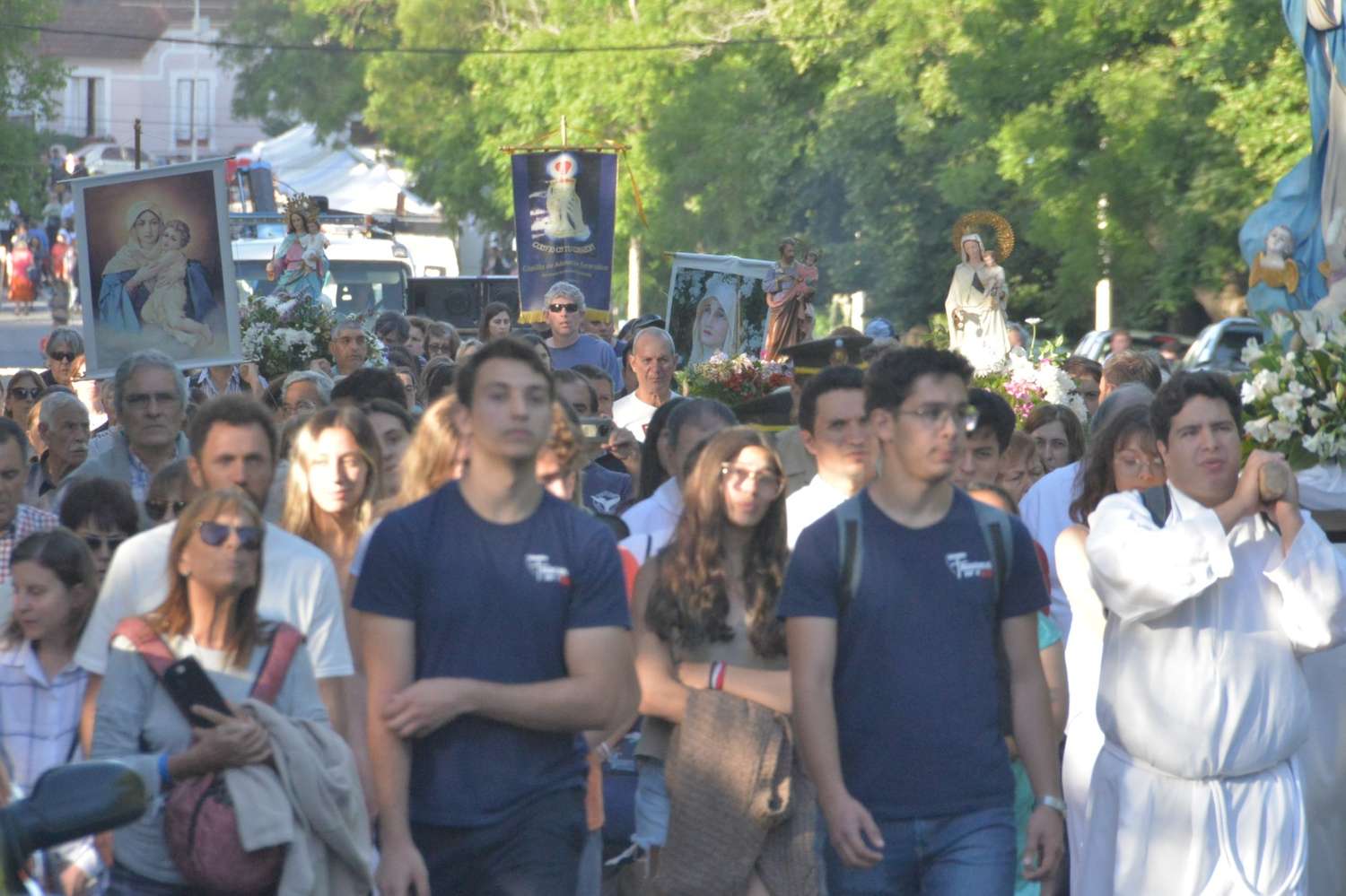 La grey cristiana participó de la procesión por el Día de la Virgen María