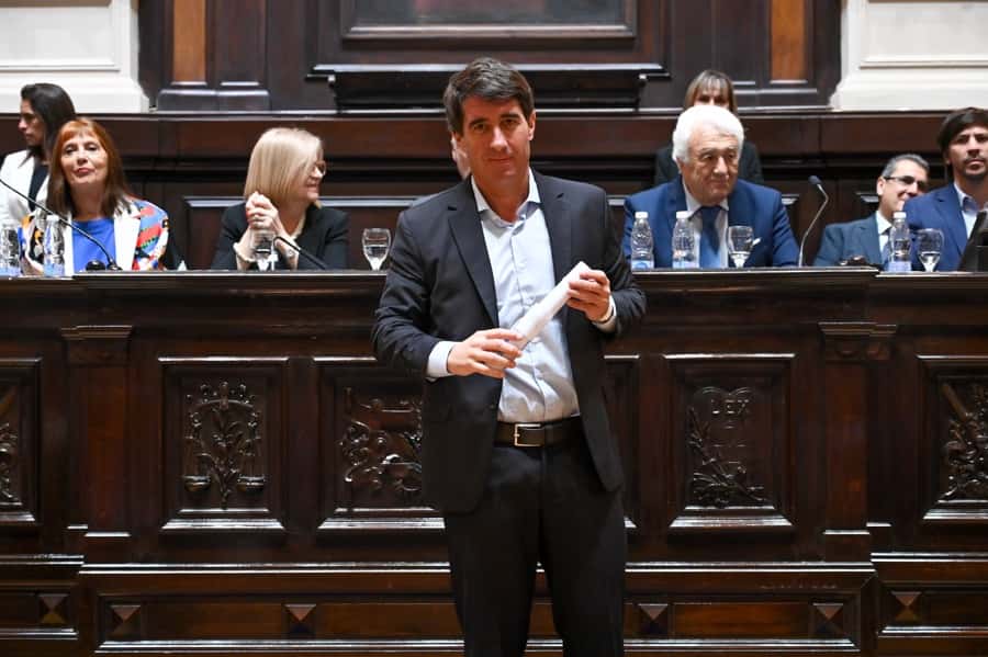 Matías Civale, recibiendo su diploma como diputado provincial.