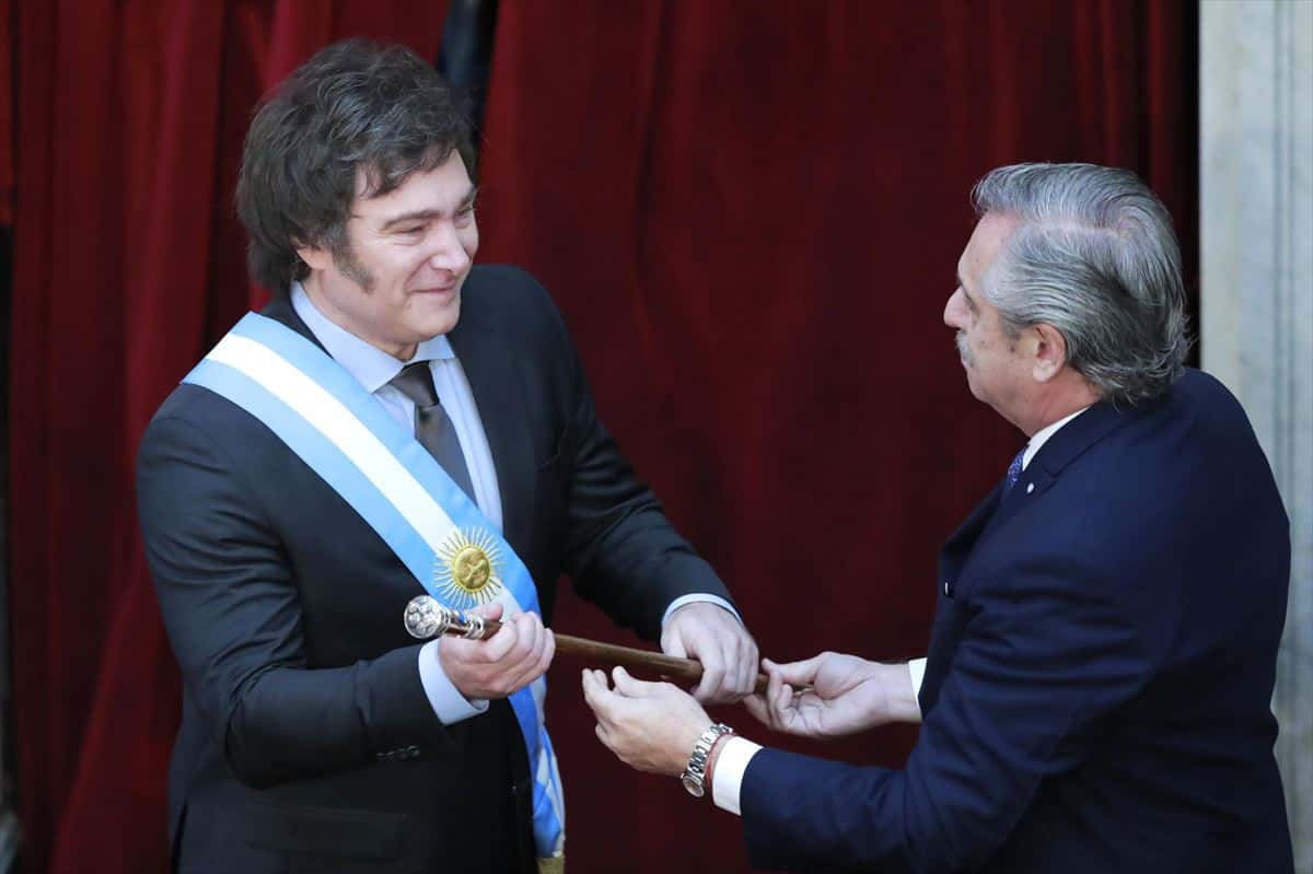 Milei recibe los atributos de manos del expresidente Alberto Fernández.
