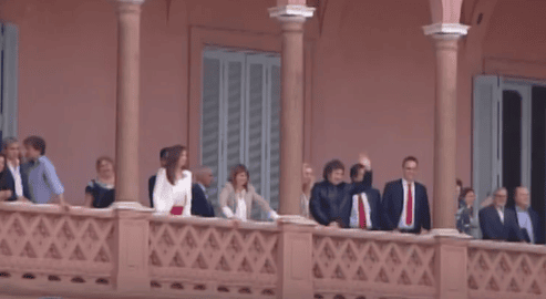 ¿A quién saludó Milei desde el balcón de la Casa Rosada con su gabinete?