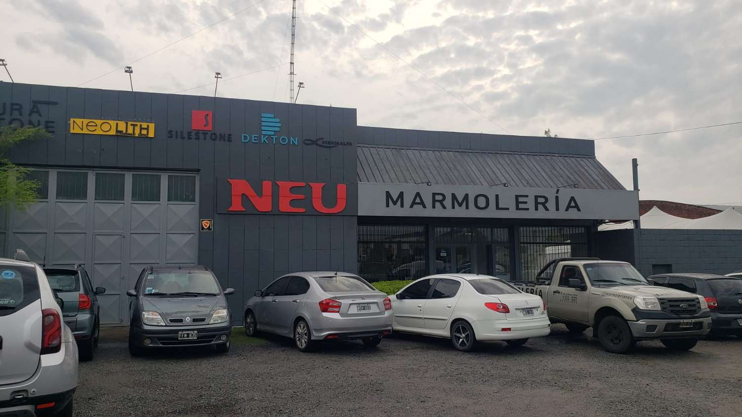 Marmolería Neu inauguró un amplio salón de ventas con lo mejor de su gama de productos nacionales e importados.
