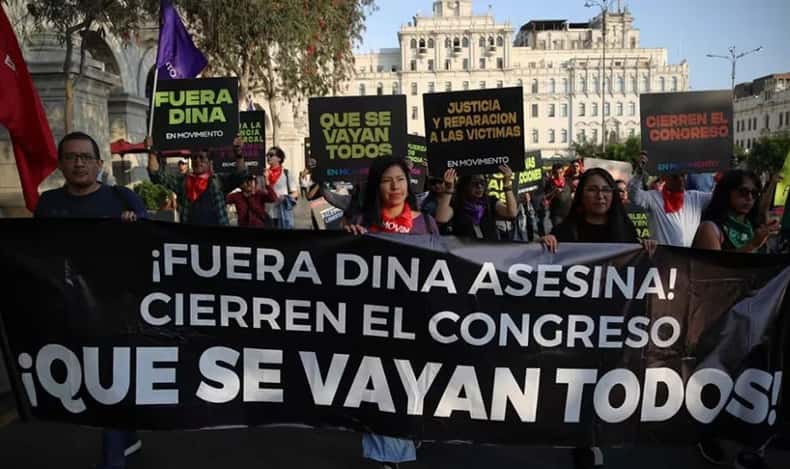Masiva movilización con la consigna "que se vayan todos" en Perú