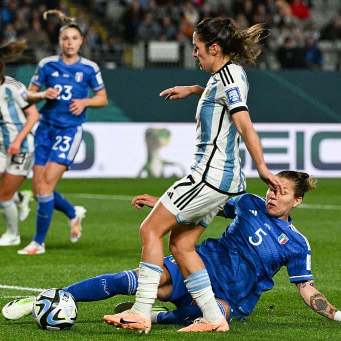 La tandilense Núñez, enfrentando a Italia en el Mundial de este año.