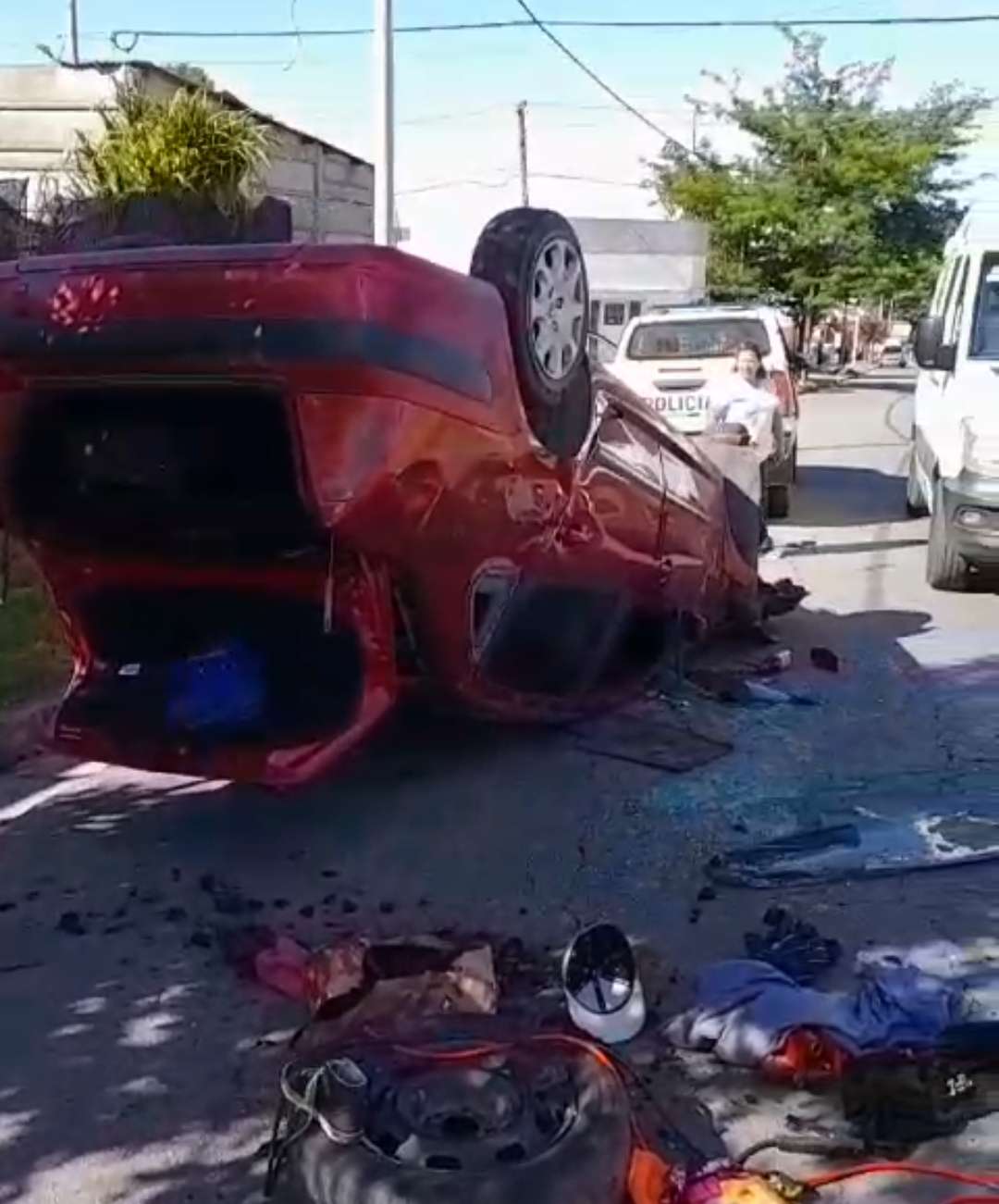 Tres personas fueron hospitalizadas al volcar un auto en Movediza y Patagonia