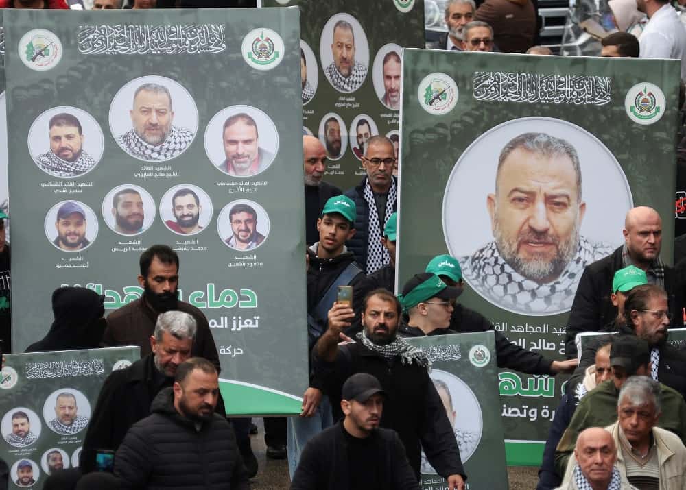 Cientos de personas se manifestaron con pancartas e imágenes del jefe adjunto de Hamás, Saleh al-Arouri.