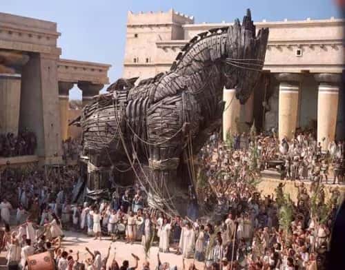 ¡No confiéis en el caballo, troyanos! Sea lo que sea, temo a los griegos incluso si traen regalos!
