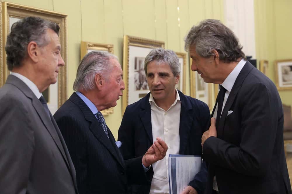 El ministro de Economía, Luis Caputo, conversa con el titular de la UIA, Daniel Funes de Rioja; el de la Bolsa de Cereales, José Martins; y el presidente de la Cámara Argentina de Comercio, Natalio Grinman.