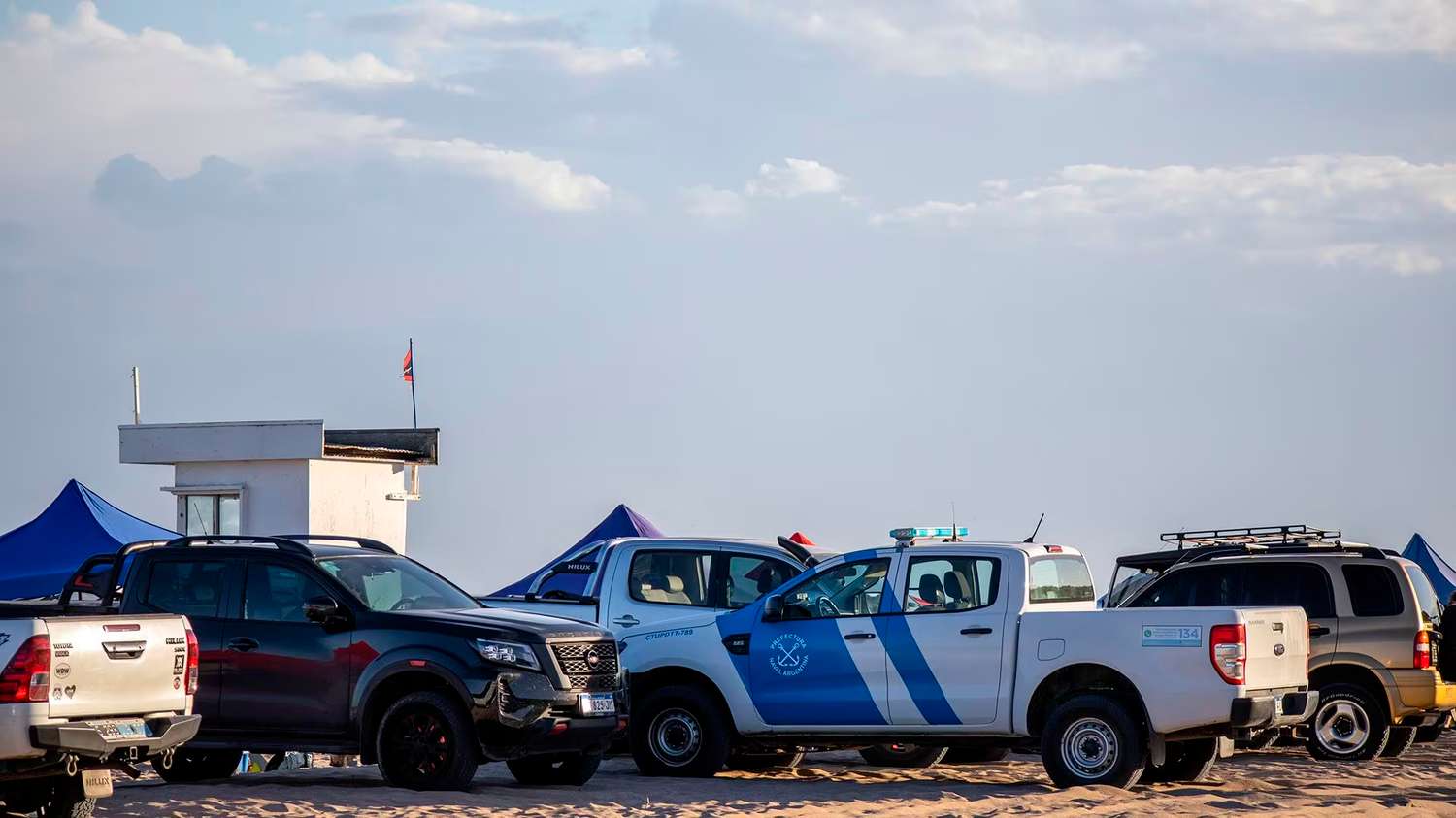 Cariló: por mar, tierra y aire, siguen buscando a kayakistas desaparecidos cuando fueron a pescar