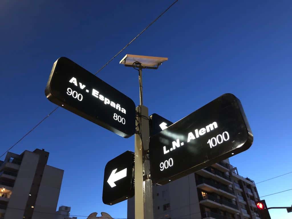 La avenida España y calle Rodríguez ya cuentan con carteles luminosos ecológicos provistos con luz solar