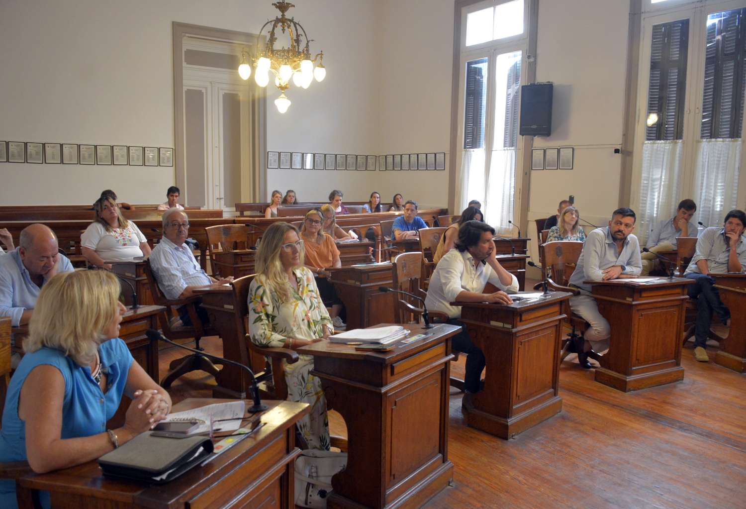 Los representantes de los bloques políticos analizaron el debate sobre la Ley Ómnibus.