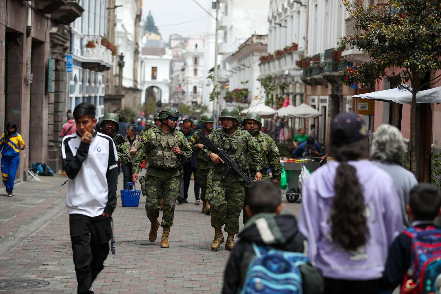 Ecuador: Calles militarizadas y 329 "terroristas" detenidos
