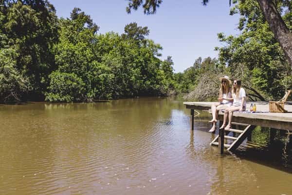A metros del Puente La Arenera y de la Reserva Natural, a orillas del arroyo Escobar, con decks de quebracho, bancos y mesas funciona un recreo espectacular.