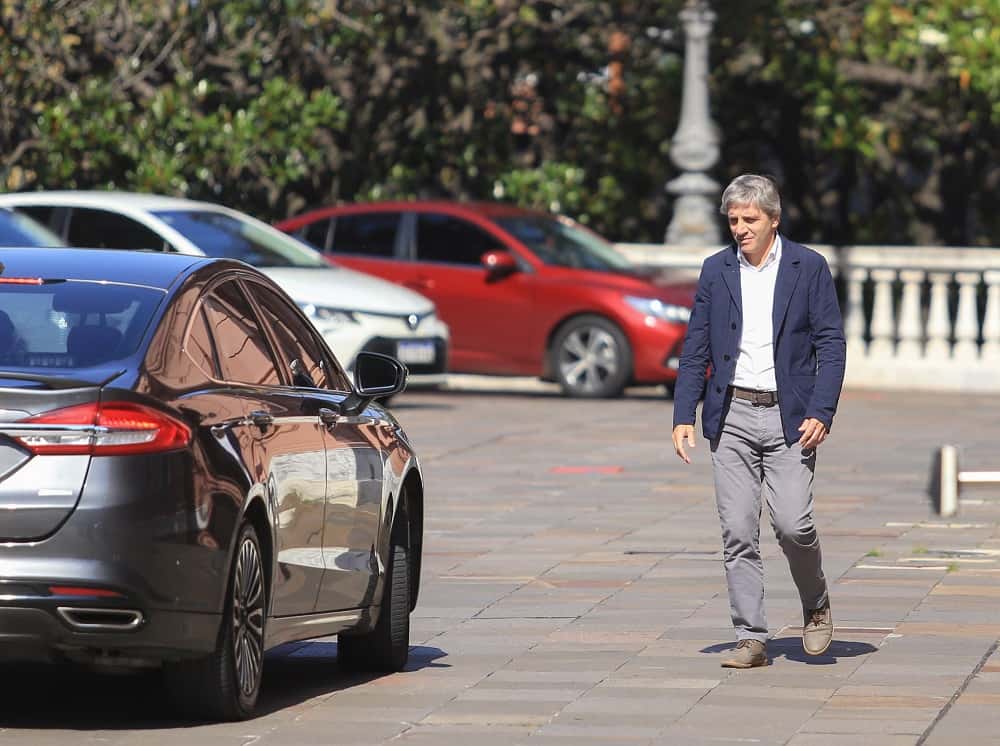 Luis Caputo, al retirarse de la Casa Rosada, tras la reunión con representantes del FMI.