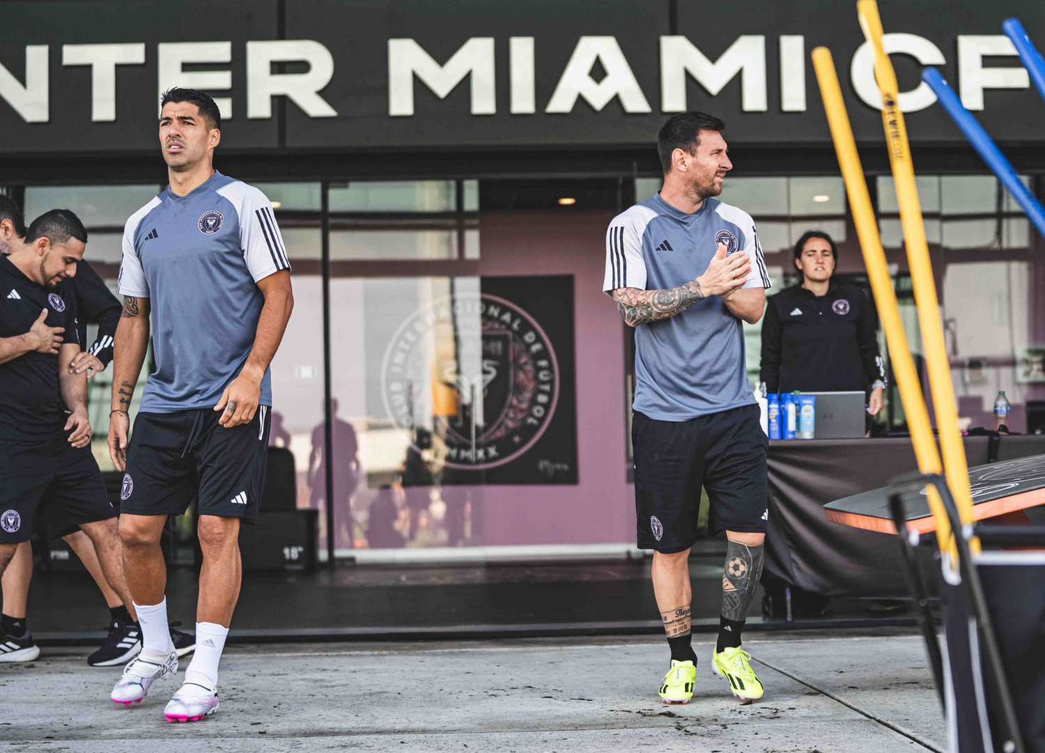Suárez y Messi salen juntos al campo de entrenamiento.