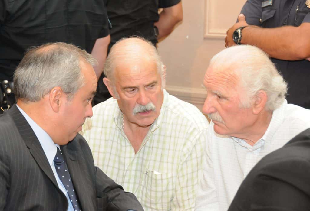 Emilio y Julio Méndez junto a su abogado defensor, en el histórico juicio en la Unicen por el caso Moreno.