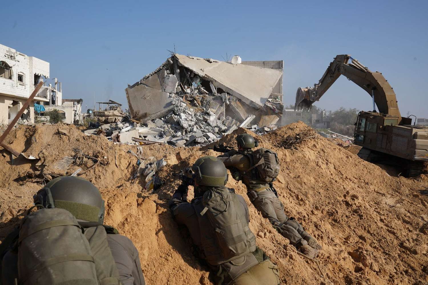Soldados israelíes operan en la Franja de Gaza en medio del conflicto entre Israel y Hamas.