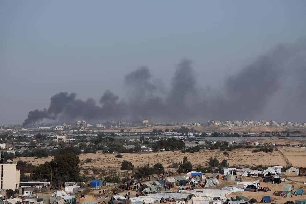El humo se elevaba tras una operación terrestre israelí en Khan Younis.