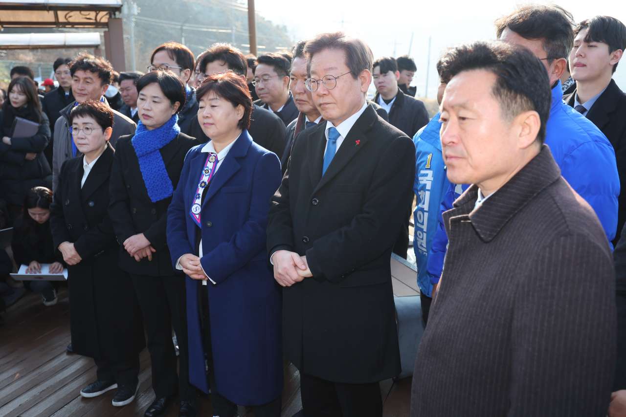 El hecho sucedió cuando Myung conversaba con periodistas en la ciudad portuaria de Busan.