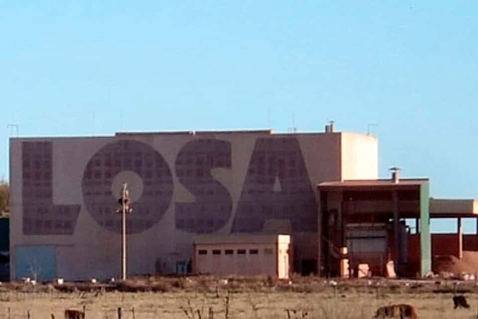 La fábrica LOSA, perteneciente a Cerro Negro, se dedica principalmente a la elaboración de tejas y ladrillos.