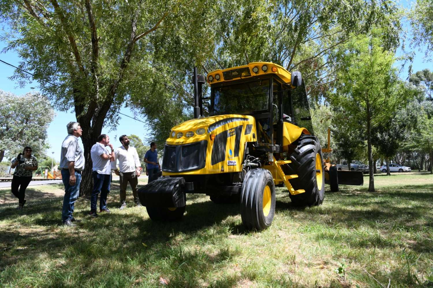 El ministro de Desarrollo Agrario de la provincia de Buenos Aires, Javier Rodríguez, encabezó el acto de entrega de un Tractor 140 HP en Ranchos, municipio de General Paz.