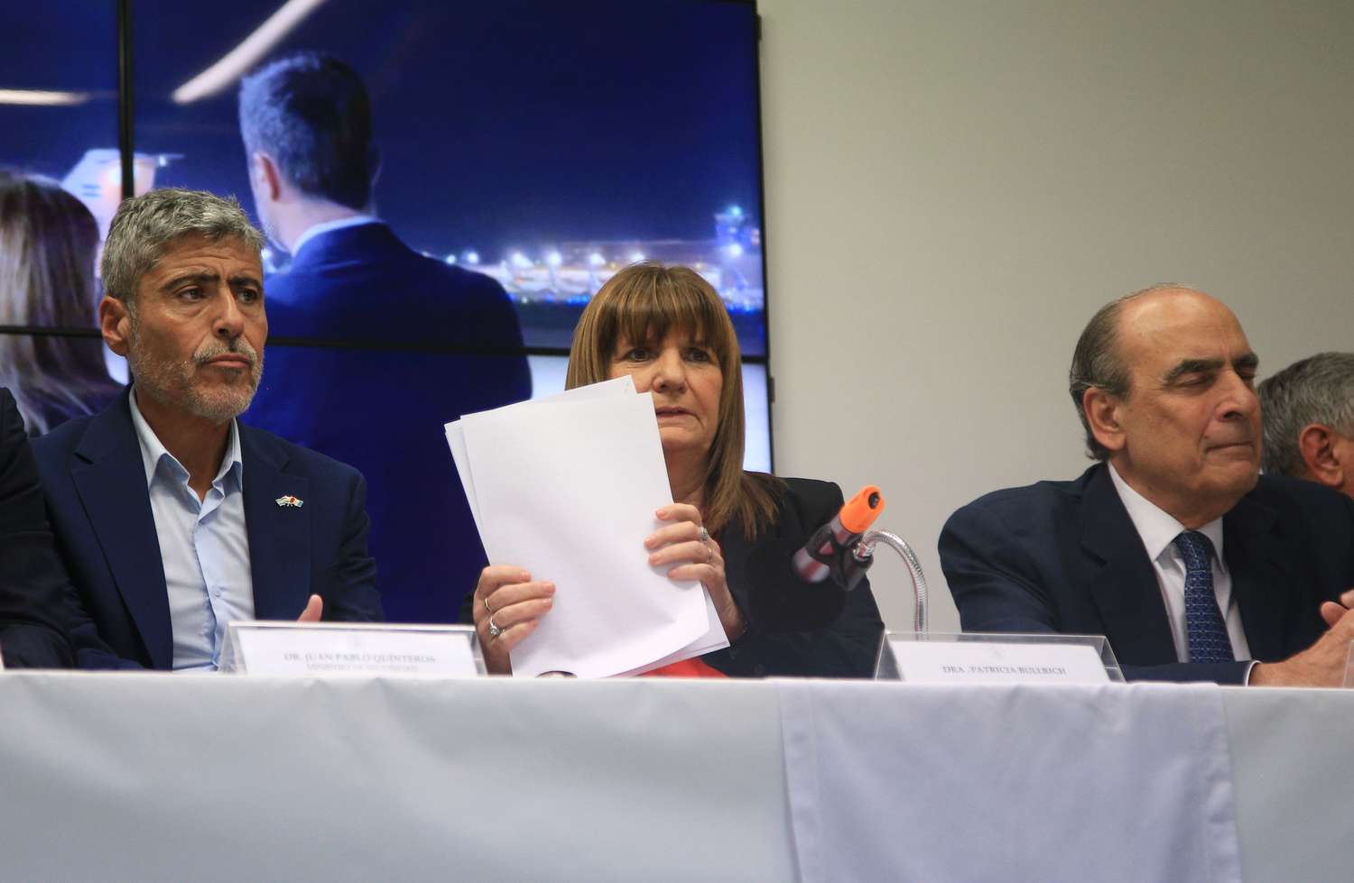 Juan Pablo Quinteros, Patricia Bullrich y Guillermo Francos durante la conferencia de prensa.