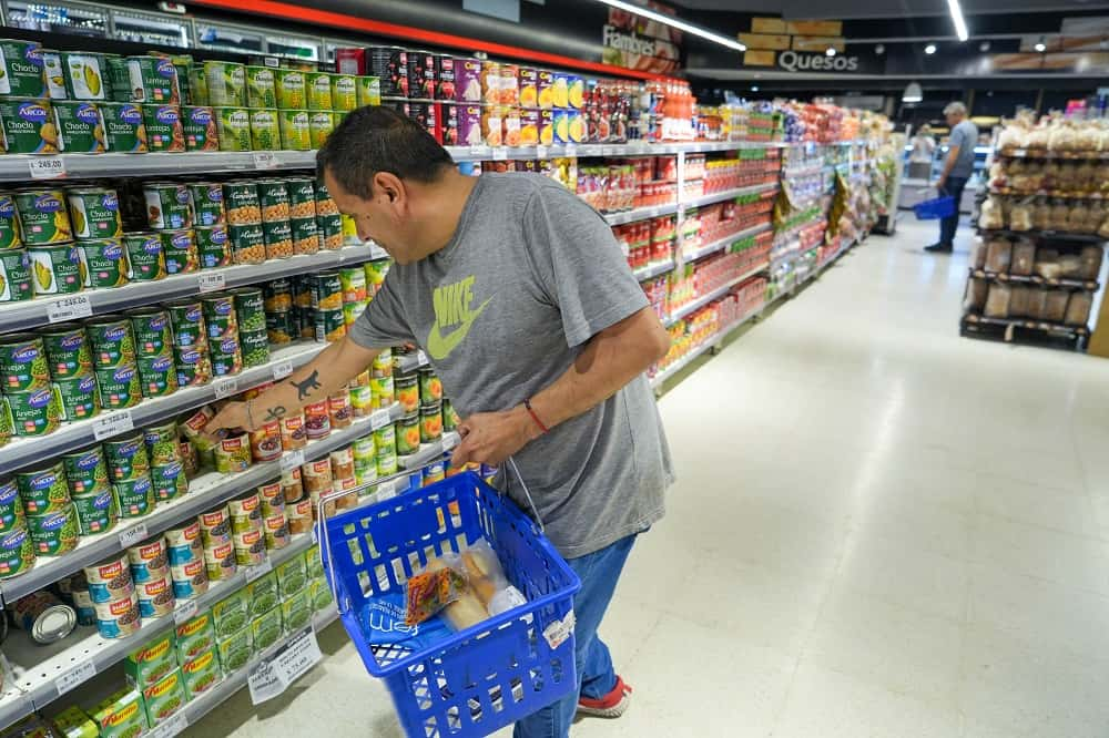 La inflación en alimentos se desacelera y le da aire al índice general de enero