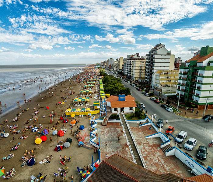 En los balnearios San Clemente del Tuyú  y  San Bernardo, la propuesta es sentir el aire del mar arriba de una bici.