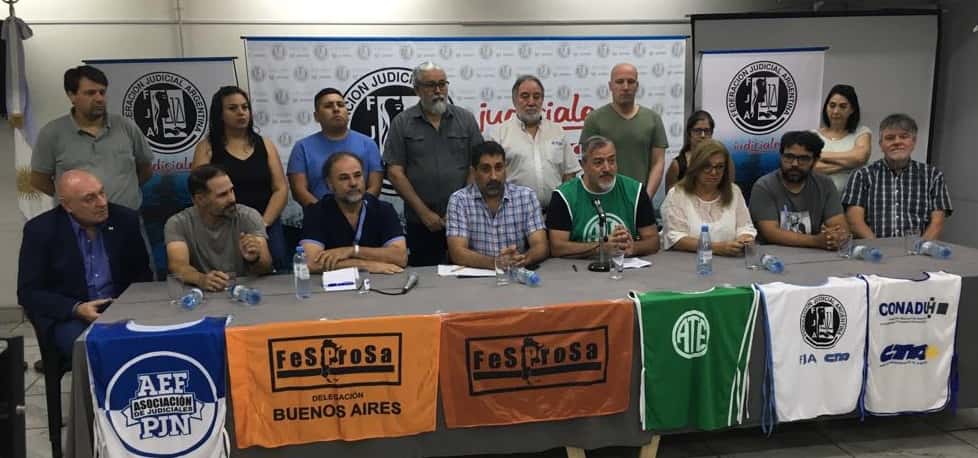 La conferencia, realizada en la sede porteña de la FJA ubicada en Rincón 74, fue encabezada por los secretarios Generales de más de una quincena de organizaciones que conforman el Frente.