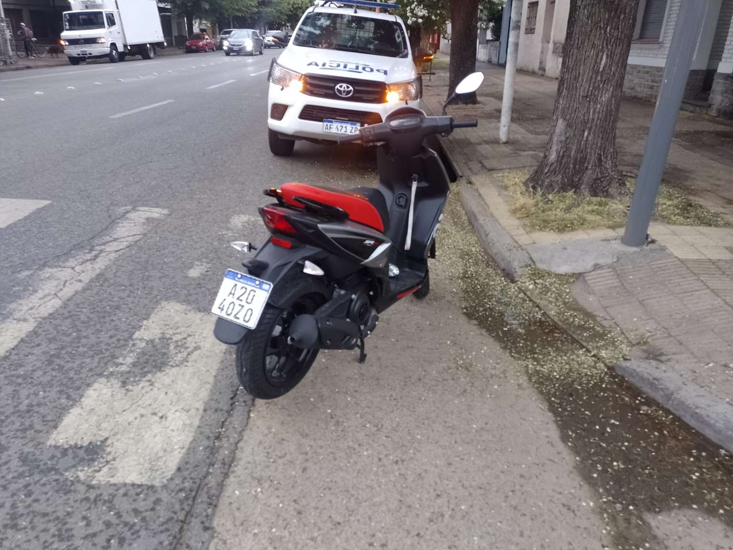 Un motociclista fue hospitalizado tras un accidente en Perón y Montevideo