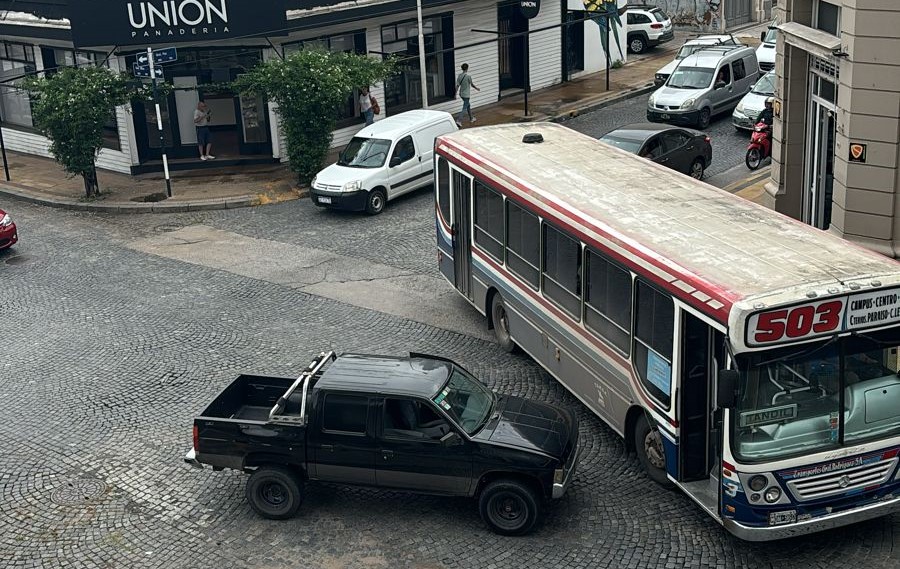 Caos vehicular en el centro por un accidente en Mitre y Paz