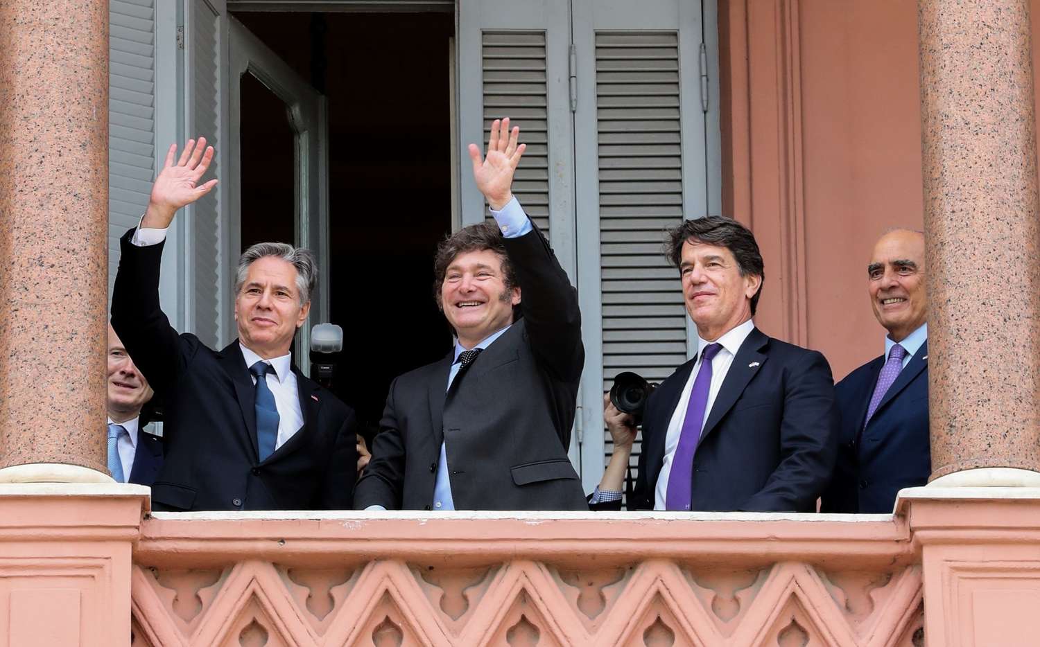 Antony Blinken y Javier Milei saludaron desde el balcón de la Casa Rosada.