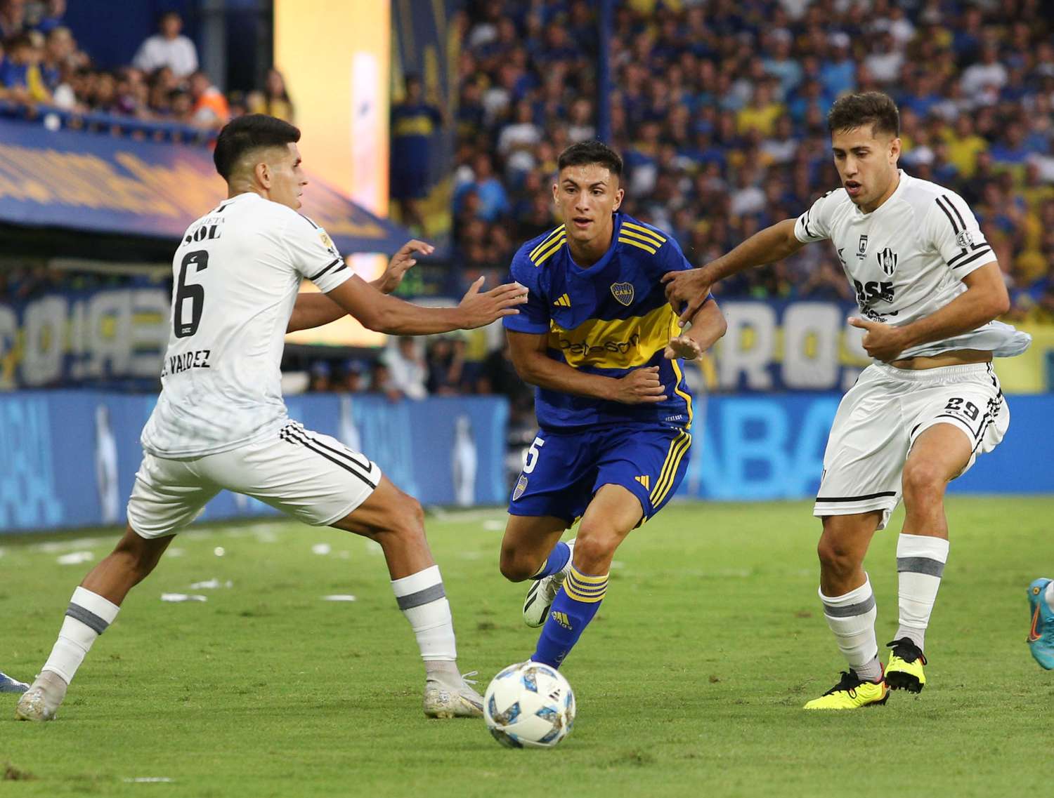 Boca se impuso con autoridad y le dio una alegría a su gente