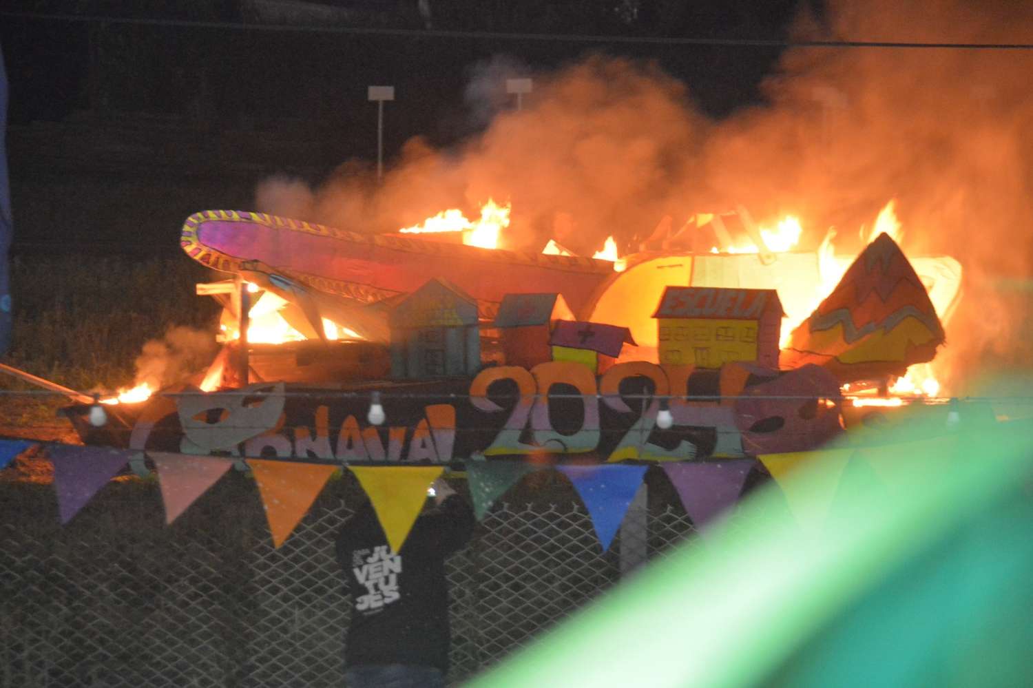 El Carnaval fue coronado con la quema de "la motosierra de Milei"