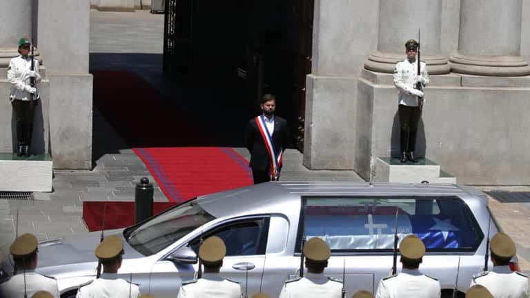 Frente del Palacio de La Moneda, la Guardia de Palacio y el presidente de Chile, Gabriel Boric, rindieron sus últimos honores a Sebastián Piñera.