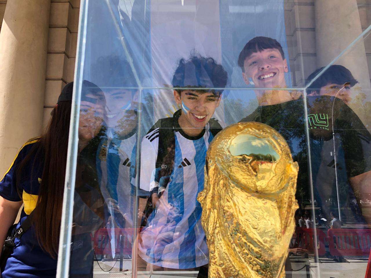 Miles de tandilenses pudieron ver de cerca la Copa del Mundo que obtuvo Argentina en Qatar 2022.