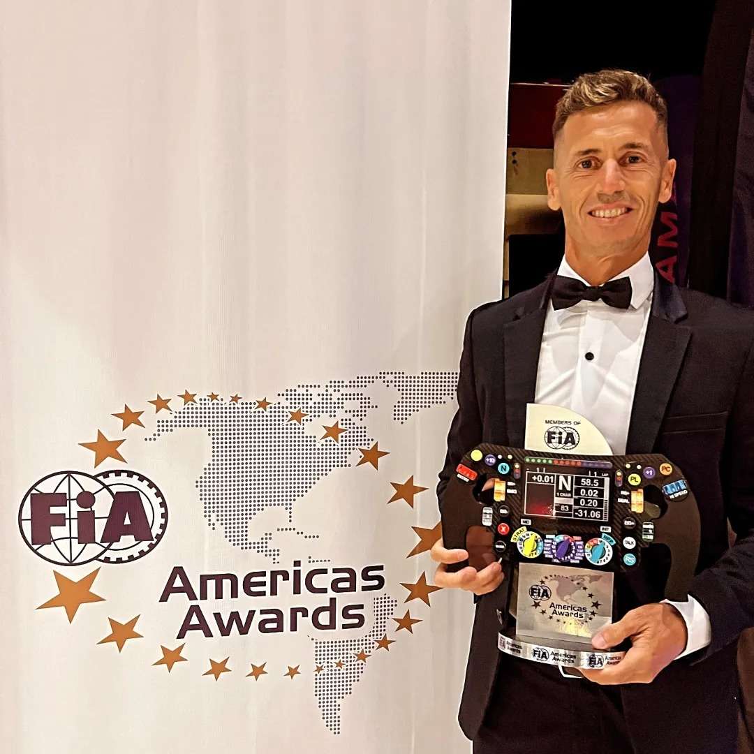 Leonel Pernía con el premio otorgado por la FIA.