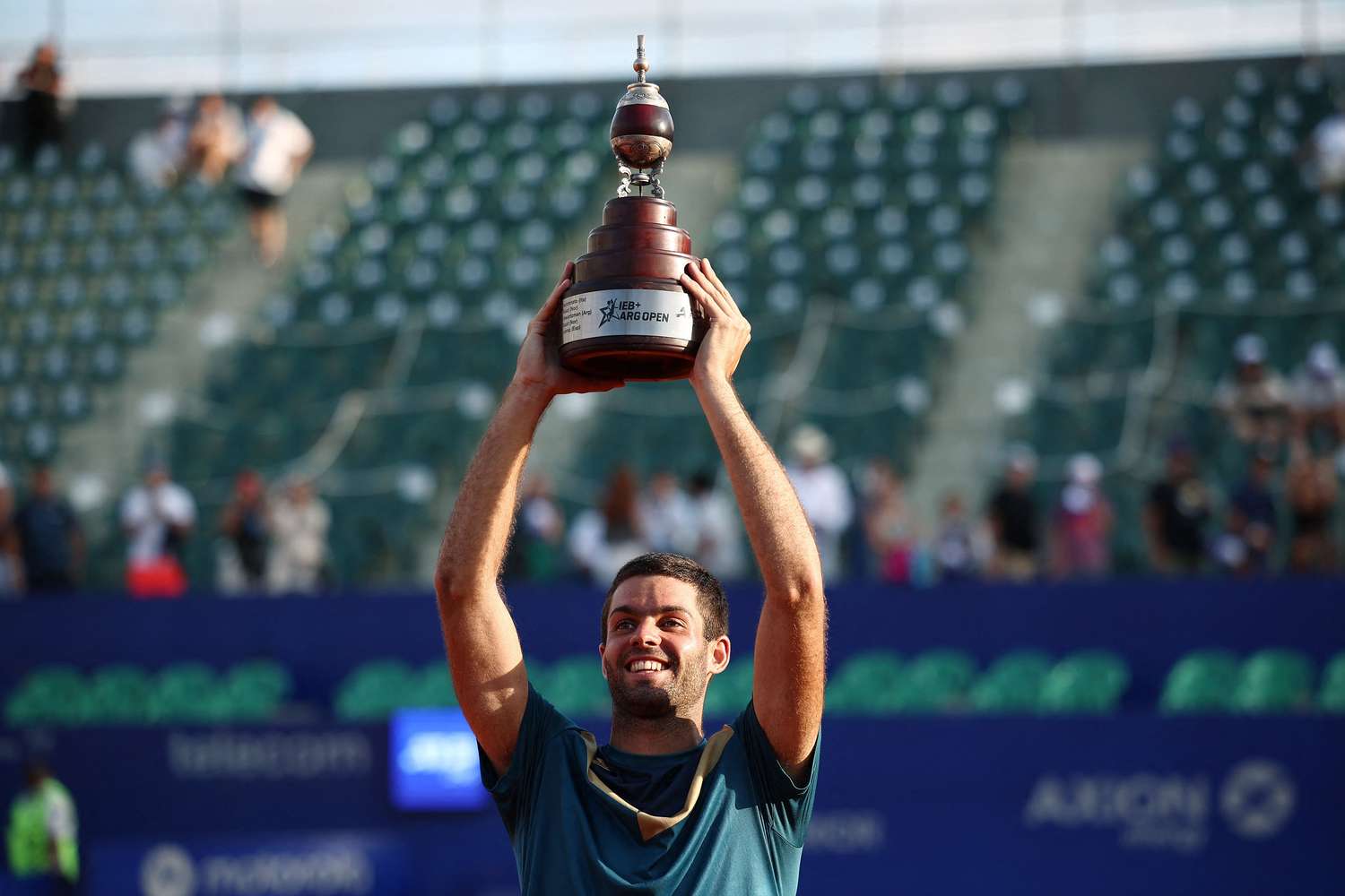 Díaz Acosta con el trofeo en el Buenos Aires Lawn Tennis.