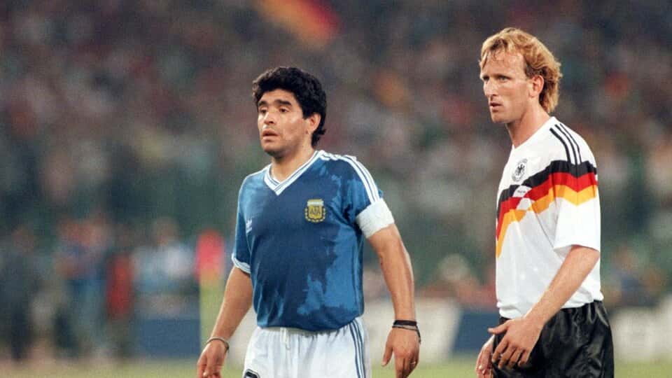 Maradona y Brehme, en la final de Italia '90.