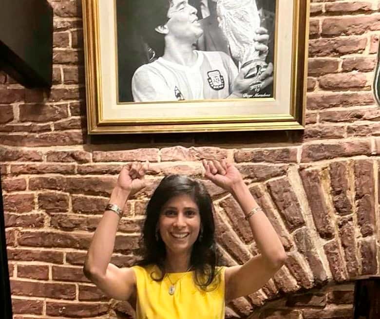 La subdirectora del FMI, Gita Gopinath, compartió una foto con la imagen de Maradona.