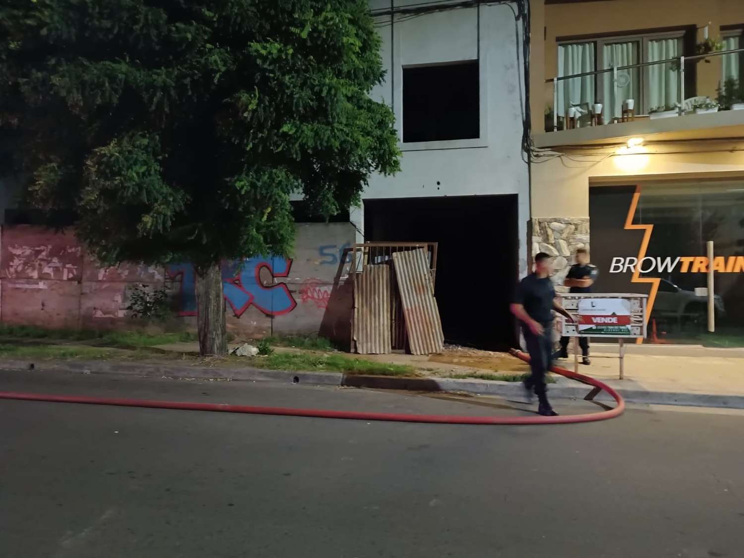 El incendio en una obra abandonada desnudó la inseguridad que denuncian los vecinos de Pinto y Rivadavia