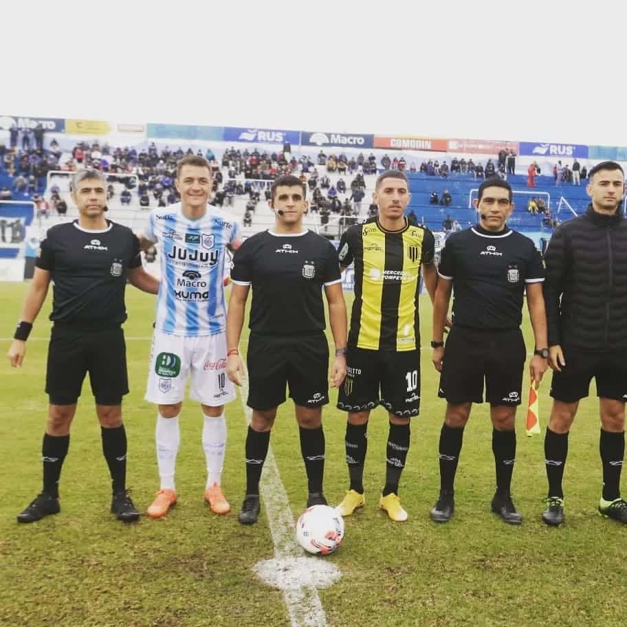 En la previa al inicio de un partido de la Primera Nacional en Jujuy.