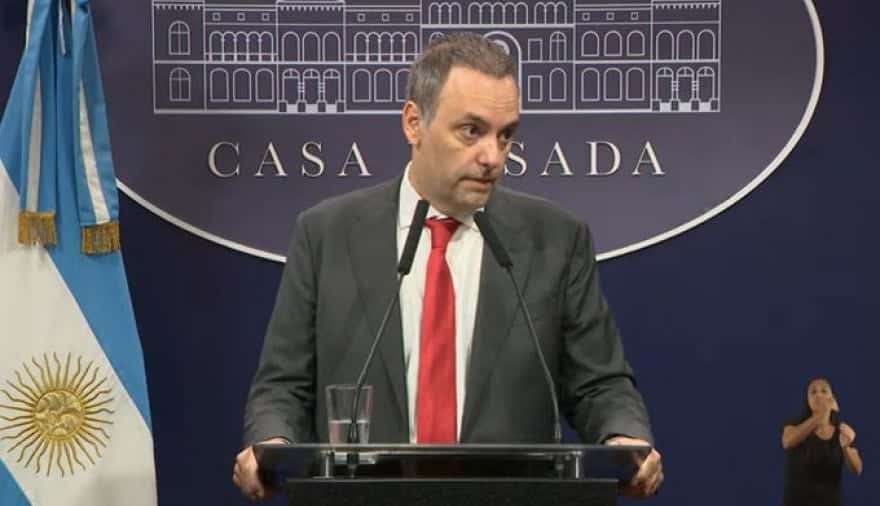 El vocero Manuel Adorni durante la conferencia de prensa.