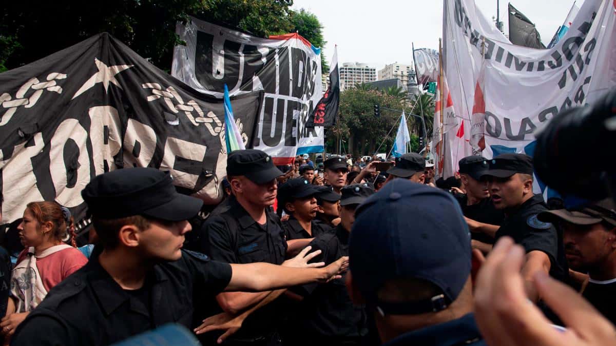 Con epicentro en las oficinas de la cartera de Capital Humano, protestas similares se desarrollaron con una importante participación de manifestantes a lo largo de todo el país.
