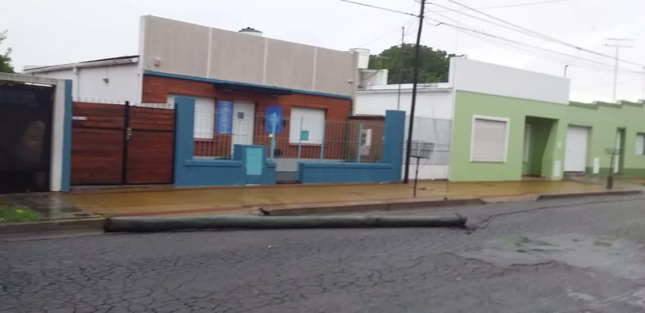 Un poste cayó a la calle en Ituzaingó y Gaucho Rivero.