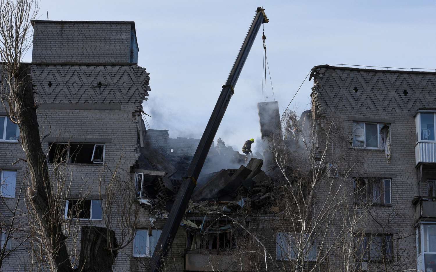 Un rescatista opera en un edificio dañado por un ataque con drones rusos en Ucrania.