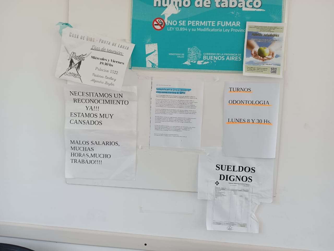 Los carteles con los reclamos se multiplican en los centros de salud de la ciudad.